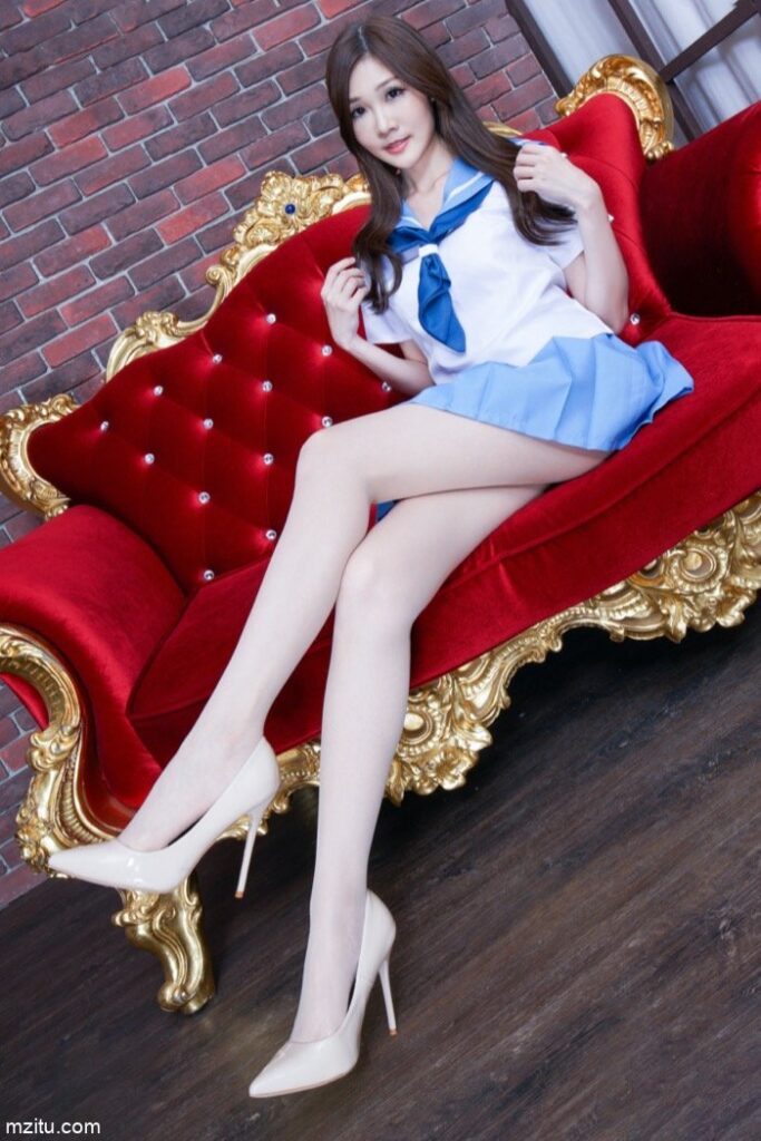 成熟迷人的美少妇，美腿纤细白皙真性感-巴卡街拍