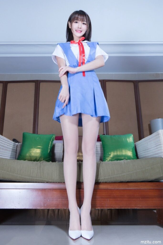 台湾妹子好甜美，一双大白腿让人移不开眼！-巴卡街拍