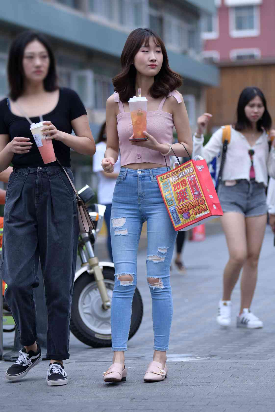 图片[2]-【免费】紧身牛仔裤女生【18P】04014-巴卡街拍