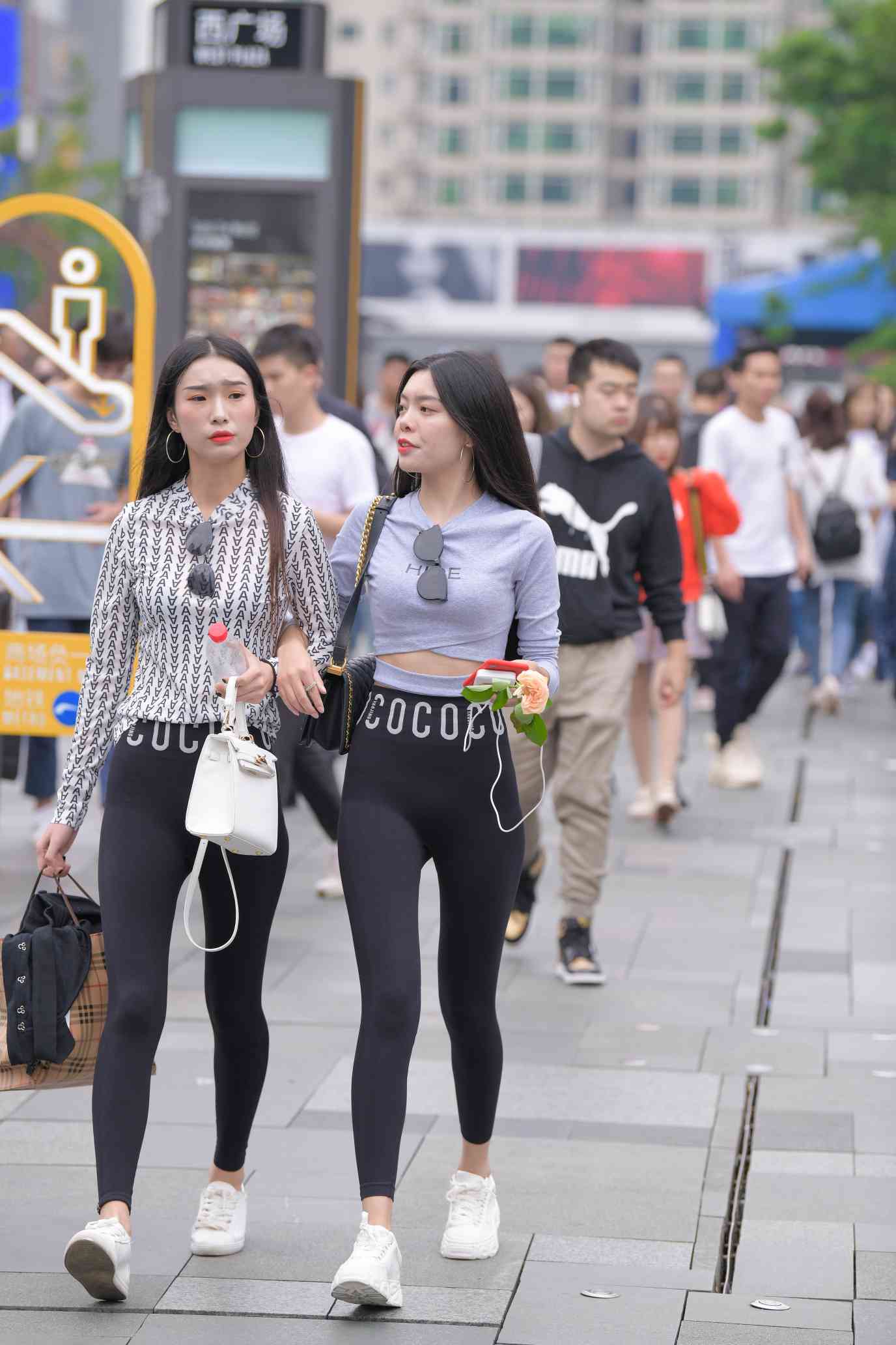 图片[2]-【免费】逛街的两个瑜伽裤姑娘【40P】04030-巴卡街拍