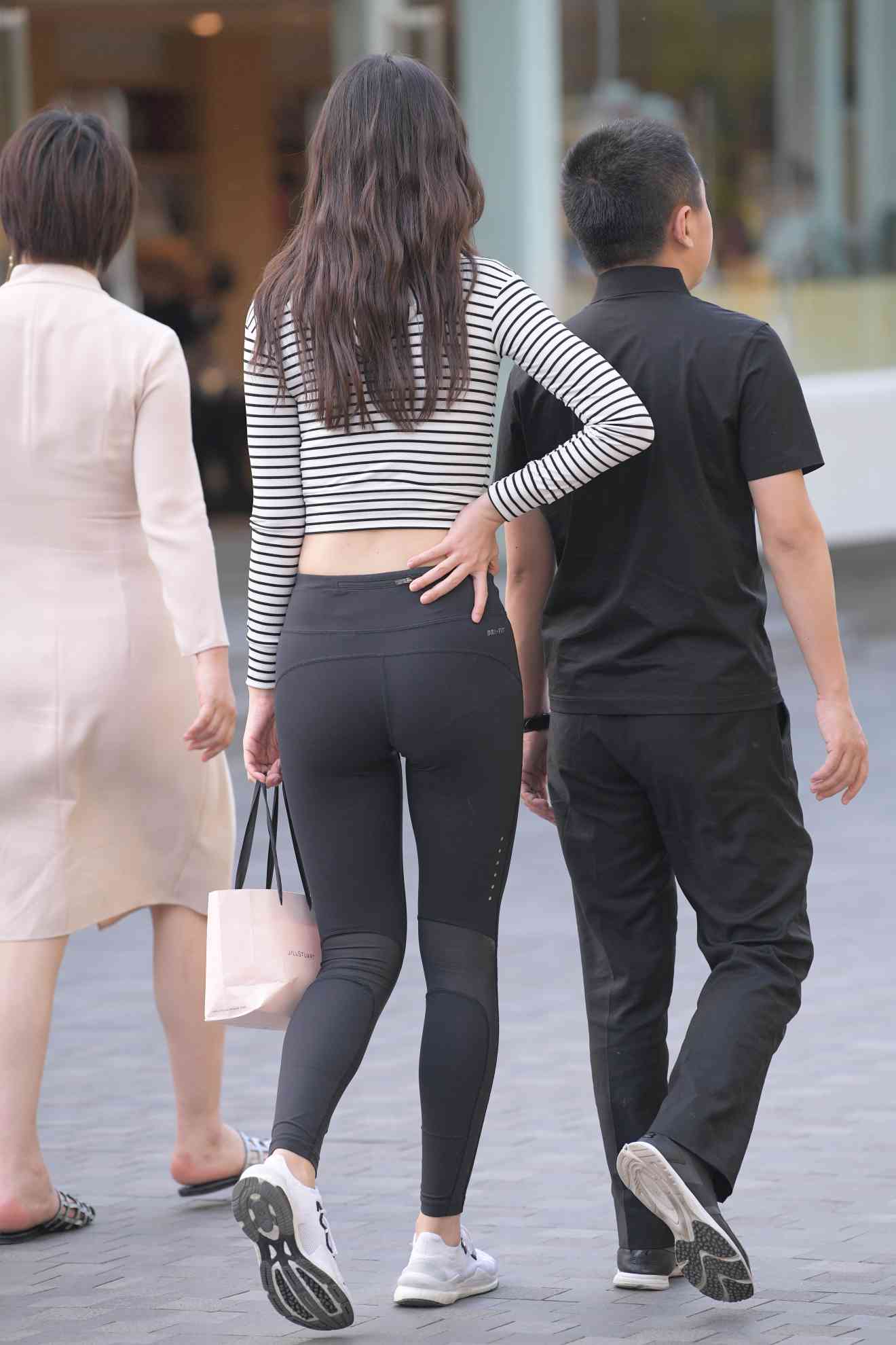 图片[3]-【免费】逛街的瑜伽裤女人【23P】04033-巴卡街拍