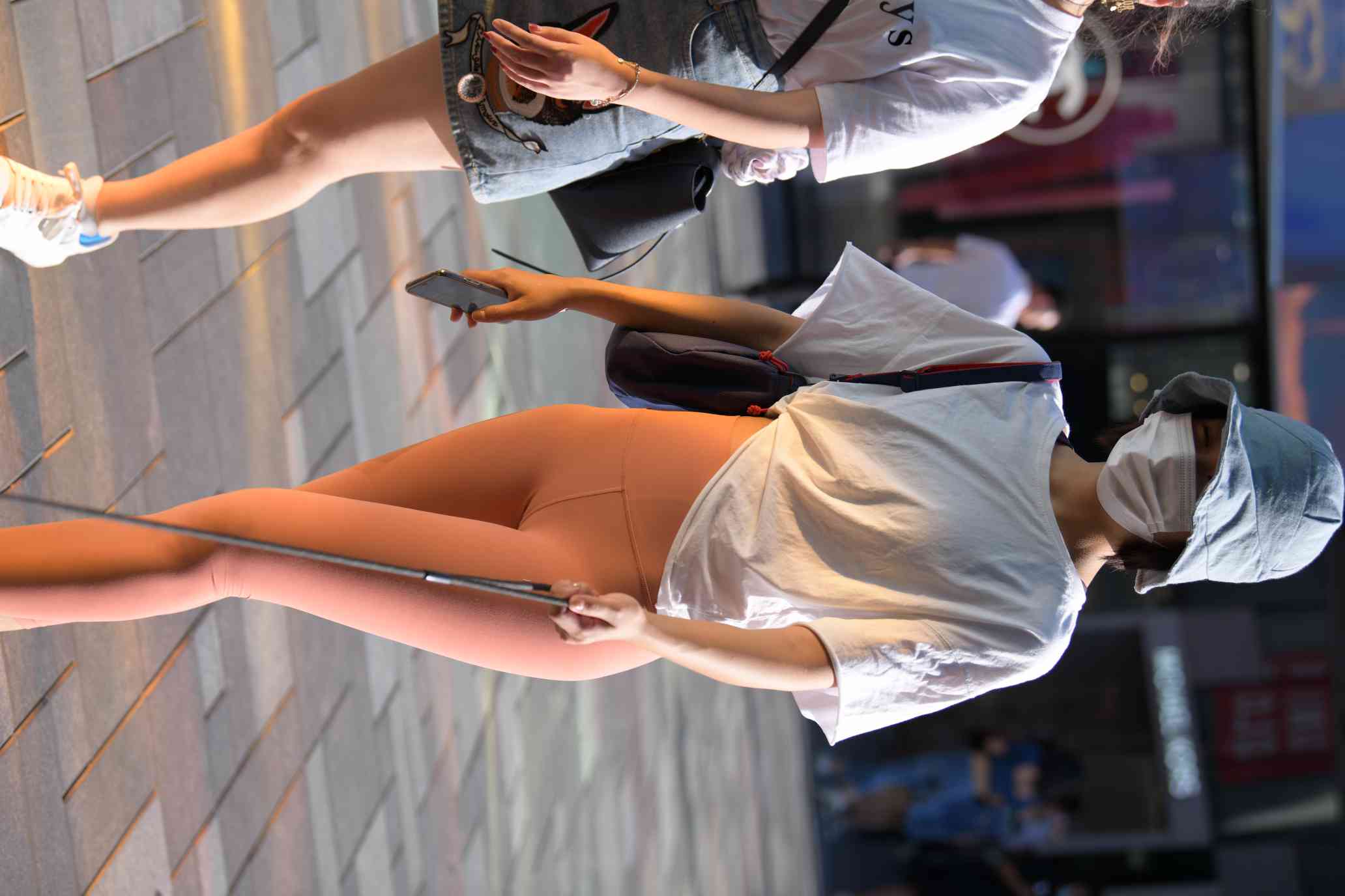 图片[2]-【免费】遛狗的瑜伽裤女人【60P】04031-巴卡街拍