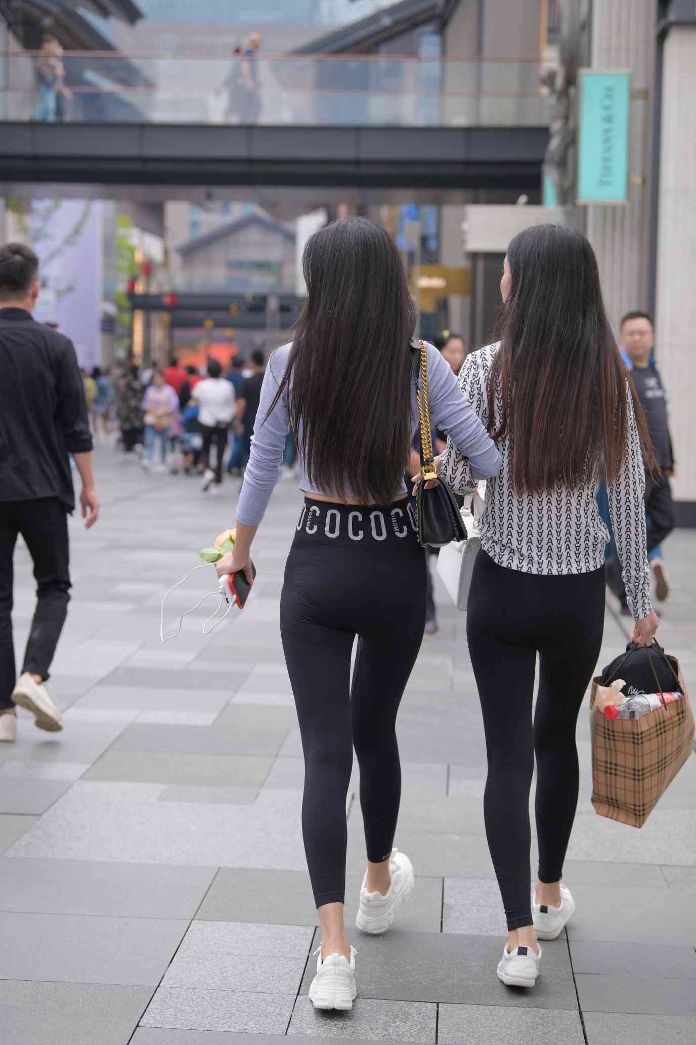 图片[3]-【免费】逛街的两个瑜伽裤姑娘【40P】04030-巴卡街拍