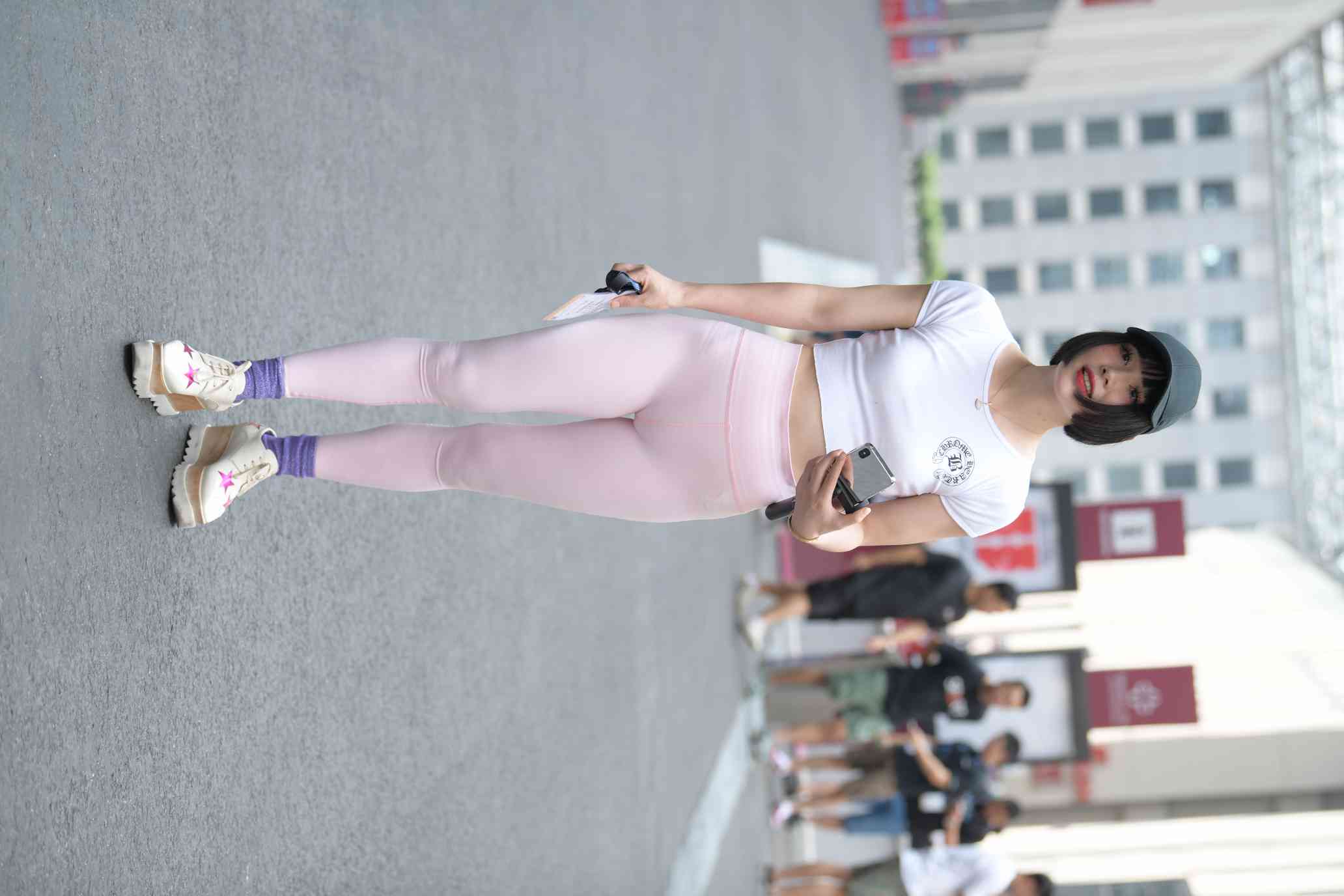 图片[2]-短发鸭舌帽时尚女生【102P】04022-巴卡街拍