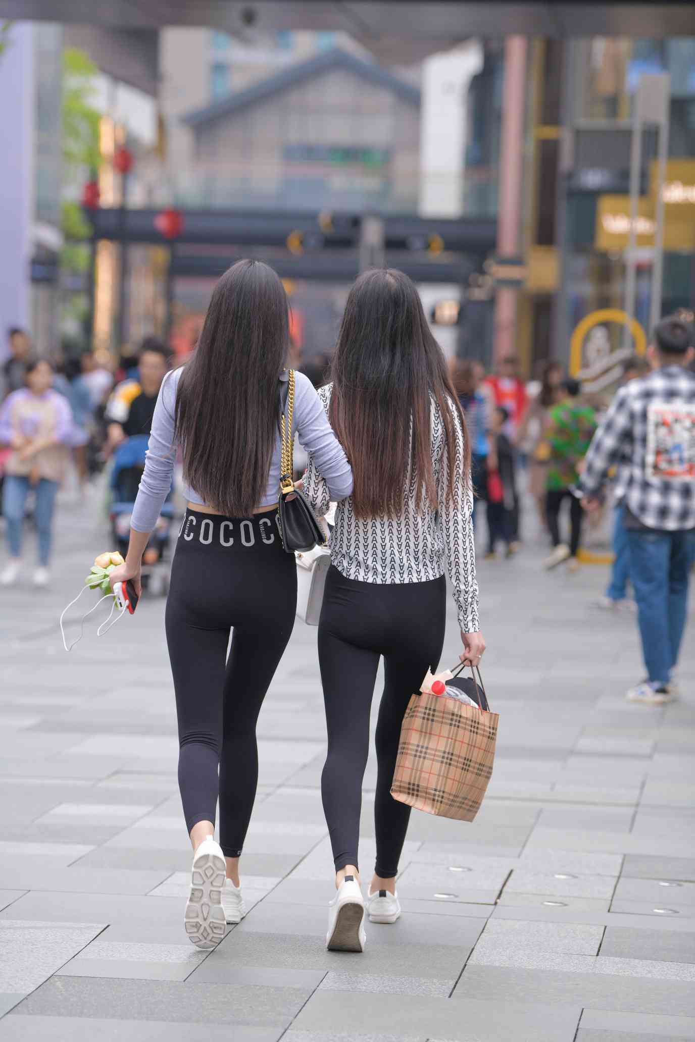 图片[4]-【免费】逛街的两个瑜伽裤姑娘【40P】04030-巴卡街拍