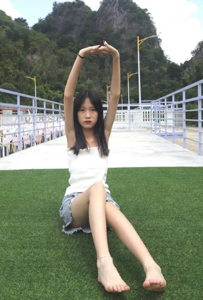 坐在草地上的长发女孩【172P】20012-巴卡街拍