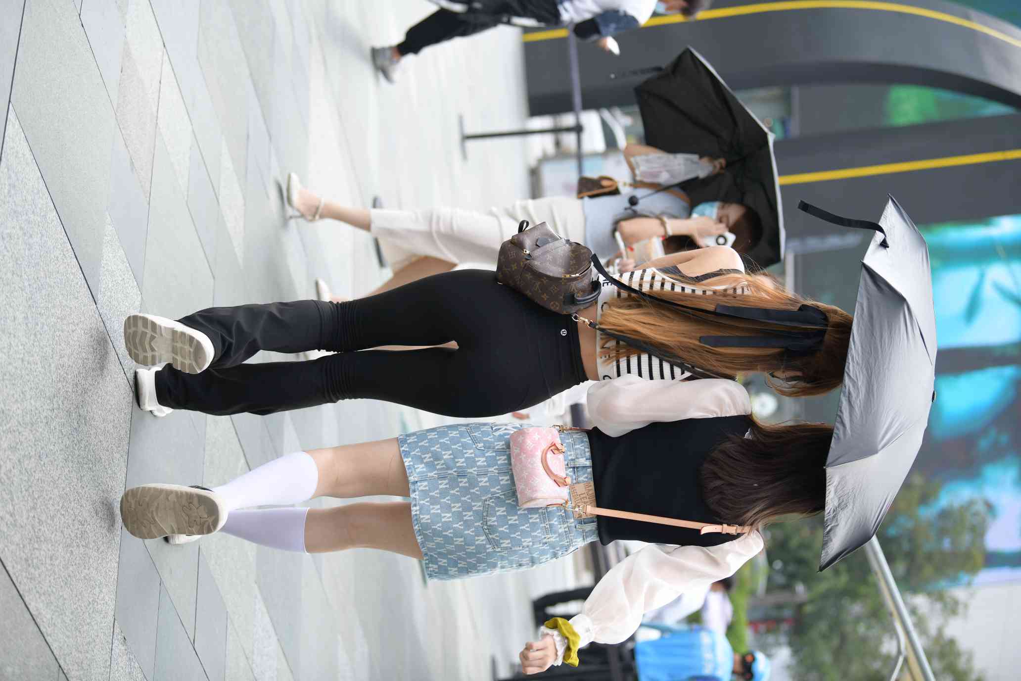 图片[3]-打伞的瑜伽裤姑娘【93P】04032-巴卡街拍