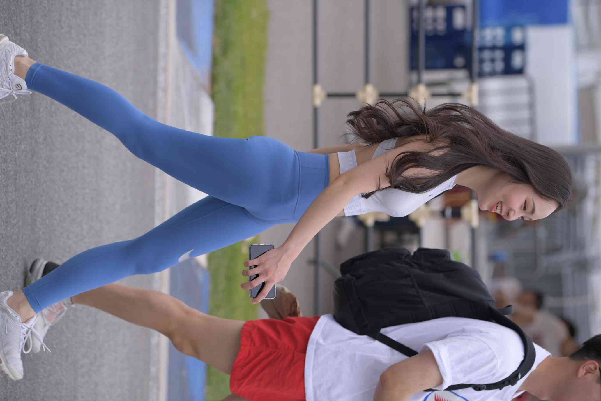 图片[4]-陪男朋友逛街的瑜伽裤女孩【74P】04034-巴卡街拍