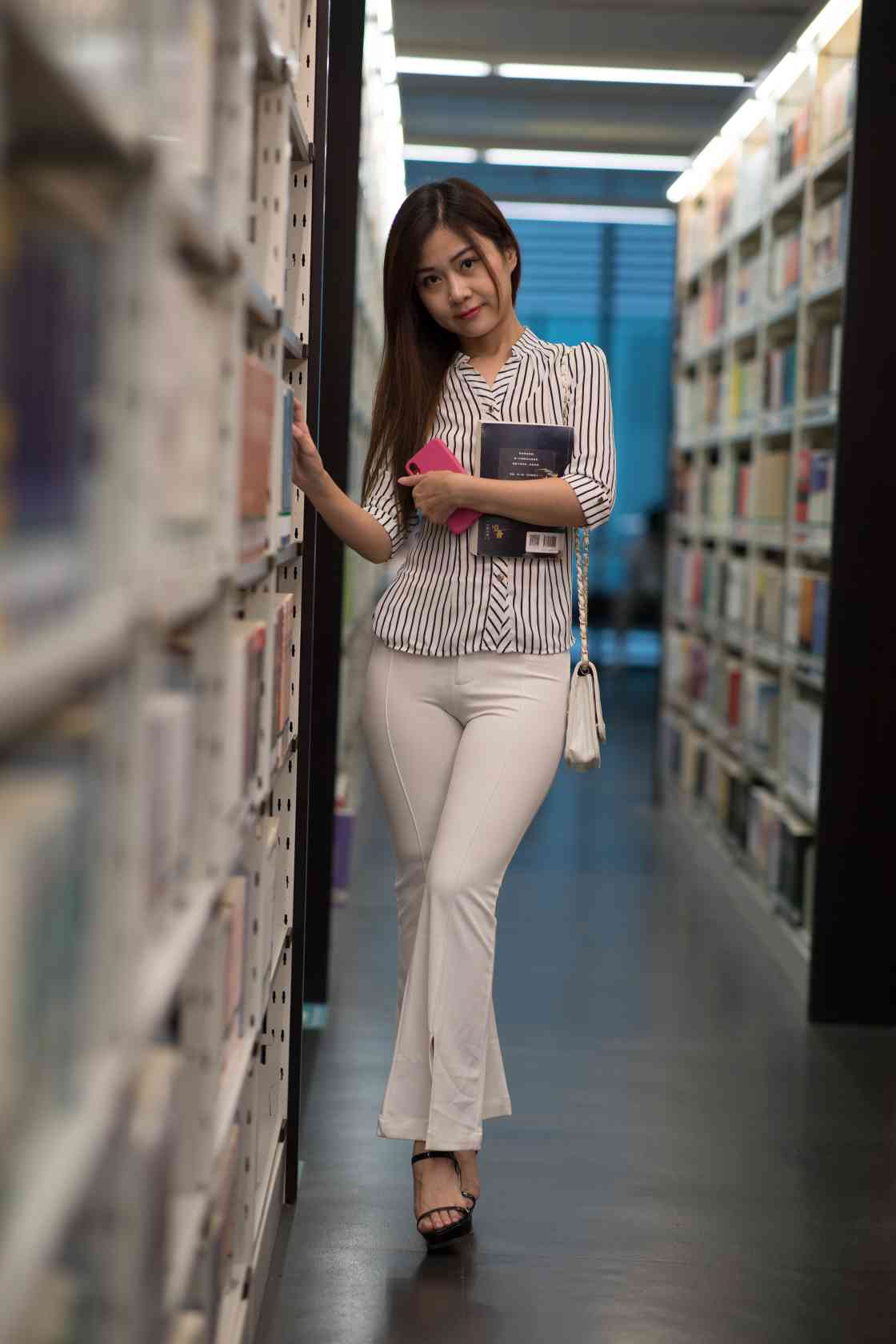 图片[5]-逛书店的白色紧身裤女孩【450P】04040-巴卡街拍
