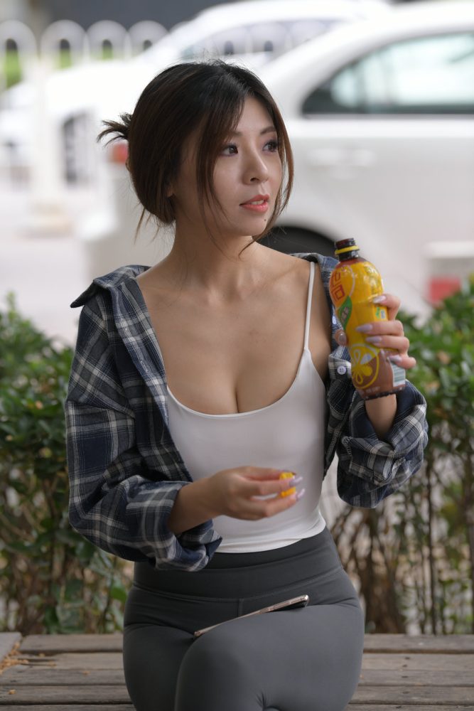 喝饮料的瑜伽裤女孩J2242 383P1V-17.5GB-巴卡街拍