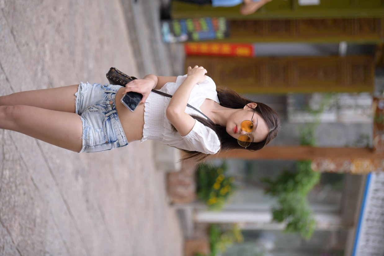 图片[2]-戴太阳镜的牛仔短裤紧身牛仔MM【167P】00021-巴卡街拍