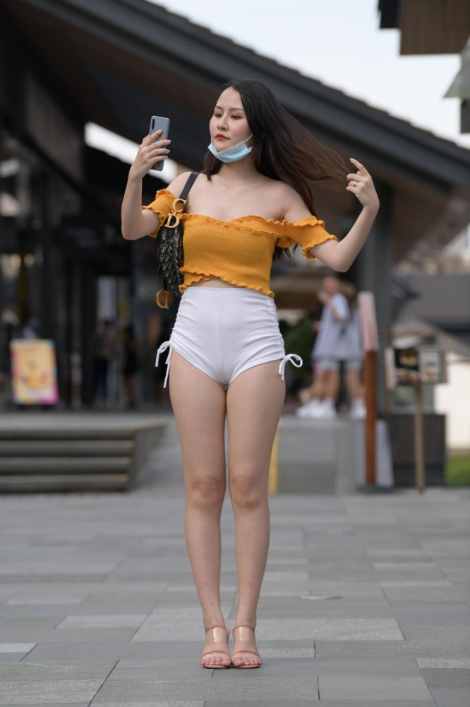 高腰白色短裤的漂亮女孩【767P】00065-巴卡街拍