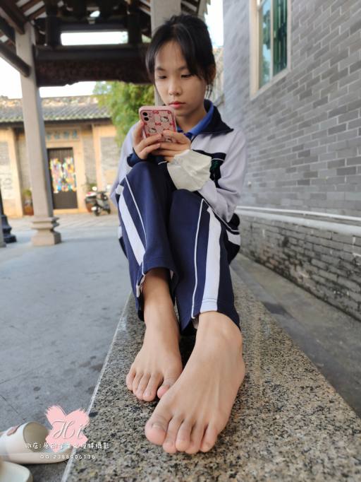 【免费】专心致志玩手机的女孩【42P】20028-巴卡街拍