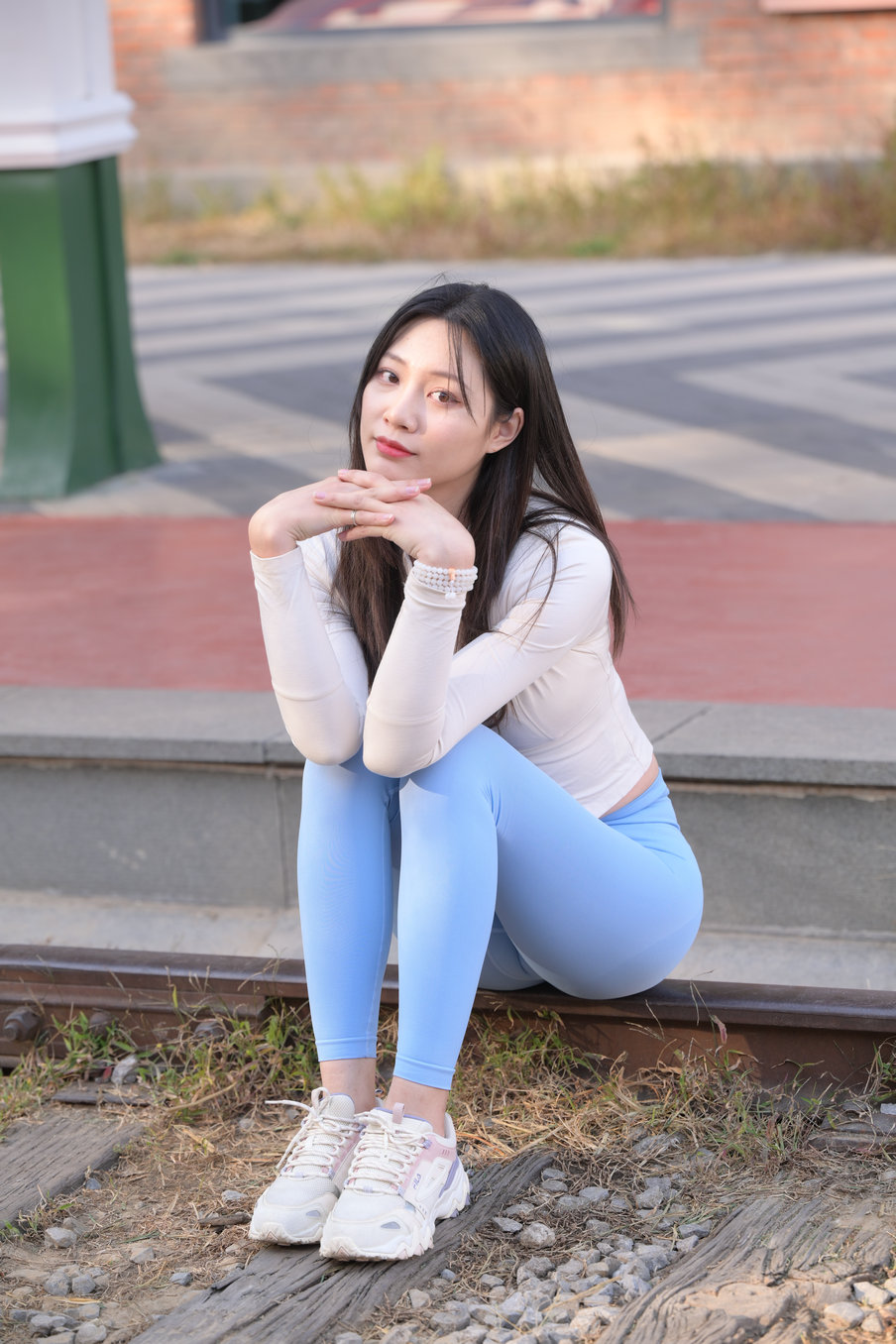 图片[2]-在路边休息的瑜伽裤女孩 J3435 558P-10.8GB-巴卡街拍