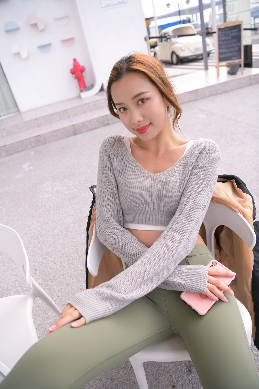 图片[2]-非常可爱的瑜伽裤女孩坐在凳子上 J1520 998P1V-26.5GB-巴卡街拍