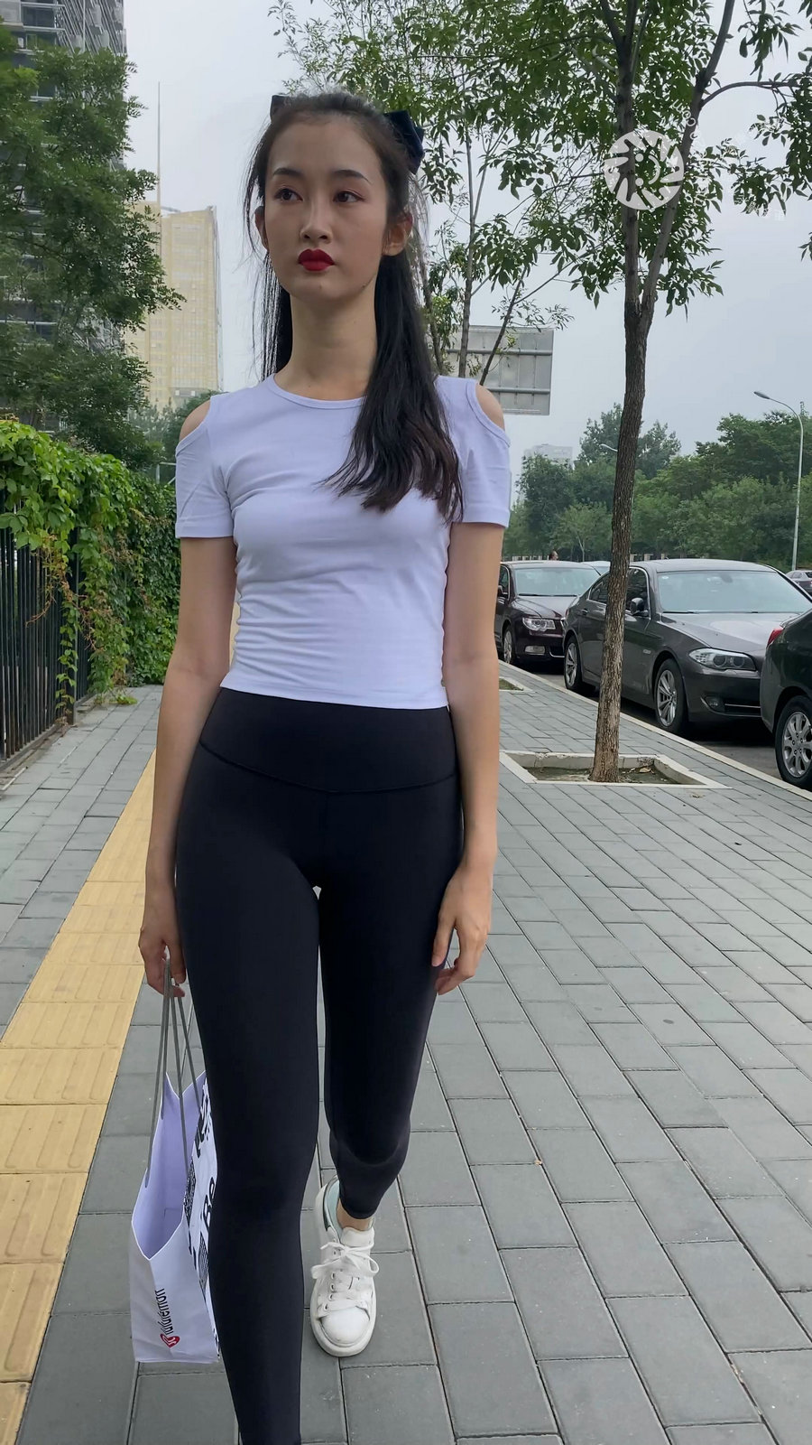 图片[1]-黑色瑜伽裤逛街的女孩J4000 MP4-7.76GB-巴卡街拍