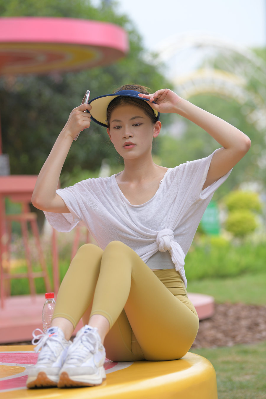 图片[1]-戴着遮阳帽的瑜伽裤女孩J2965 796P1V-27.1GB-巴卡街拍