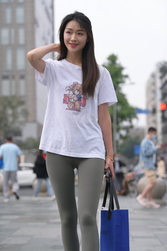 一身休闲装的瑜伽裤女孩J2961 709P1V-24.1GB-巴卡街拍