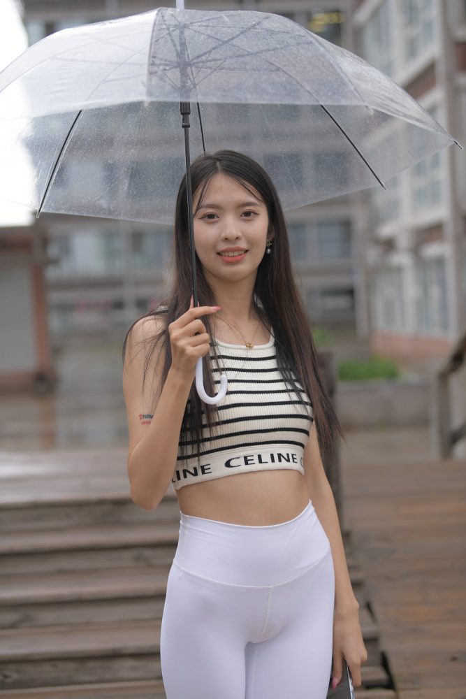 打伞的白色瑜伽裤女孩J2986 622P1V-22.06GB-巴卡街拍