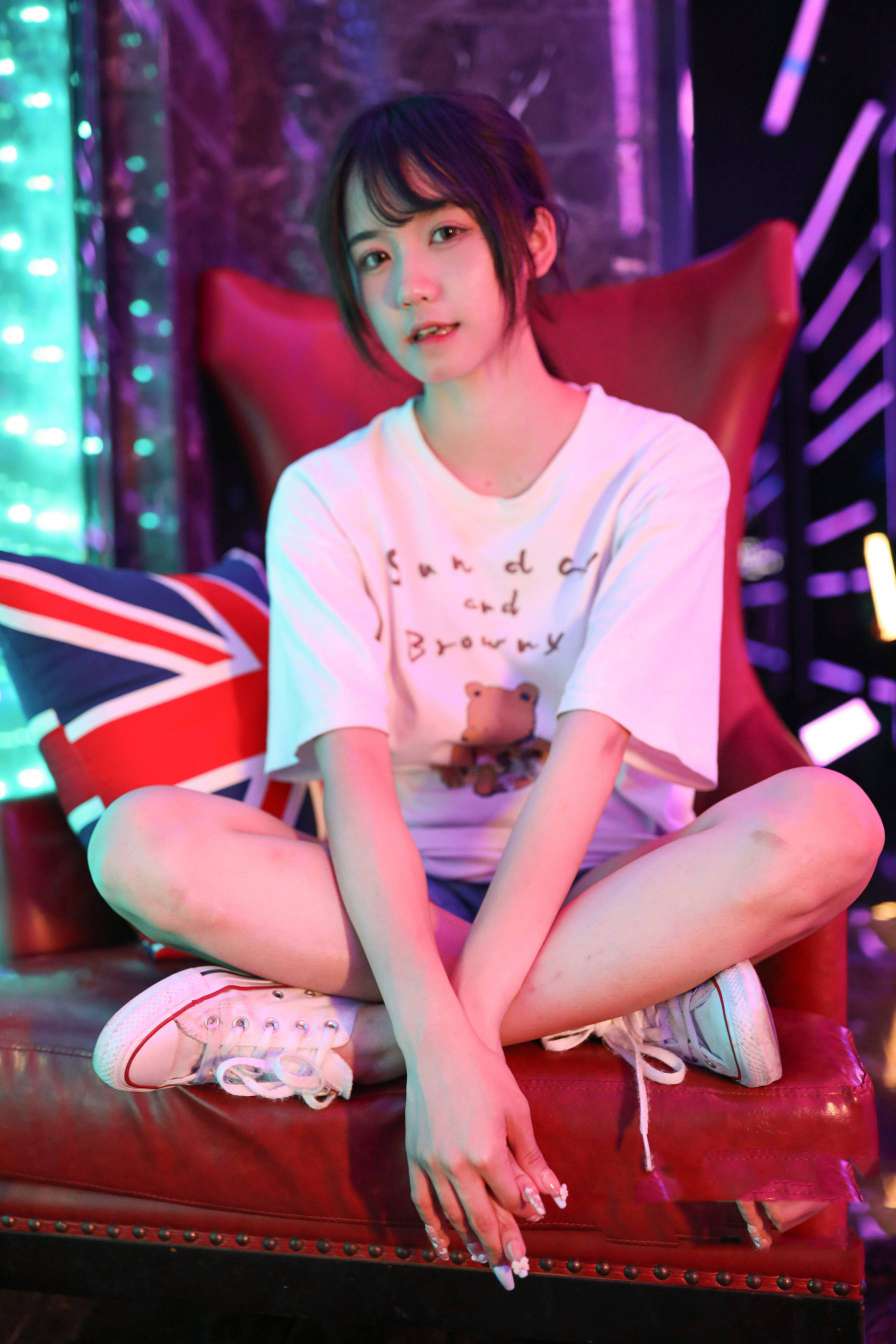 图片[2]-KTV里唱歌的长腿帆布鞋女孩【102P】20015-巴卡街拍