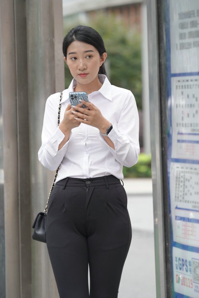 图片[3]-等公交的制服女人J2130 976P2V-29.5GB-巴卡街拍