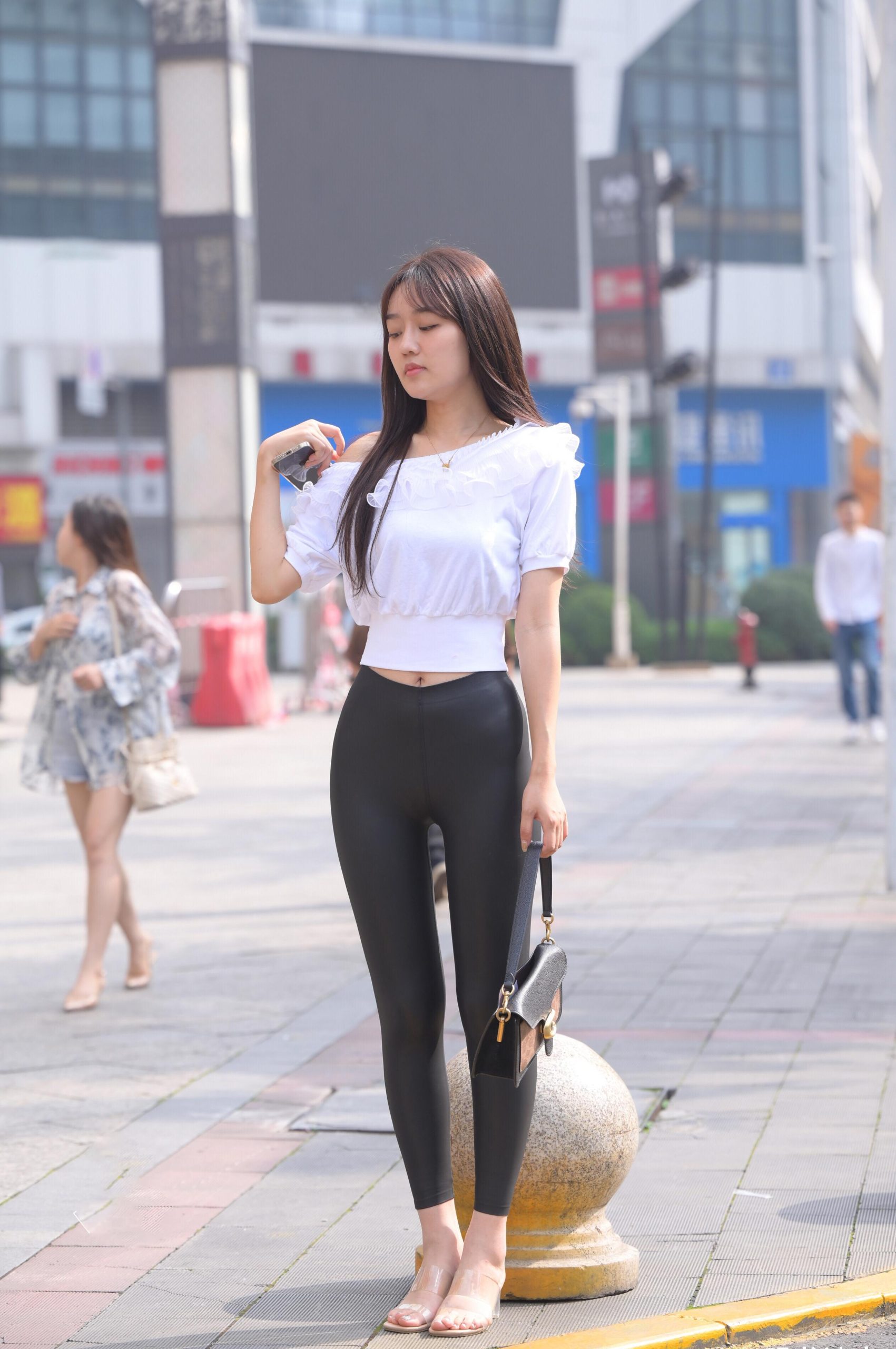 图片[4]-笑容非常甜美且治愈的皮裤女孩 J1945 751P1V-22.1GB-巴卡街拍