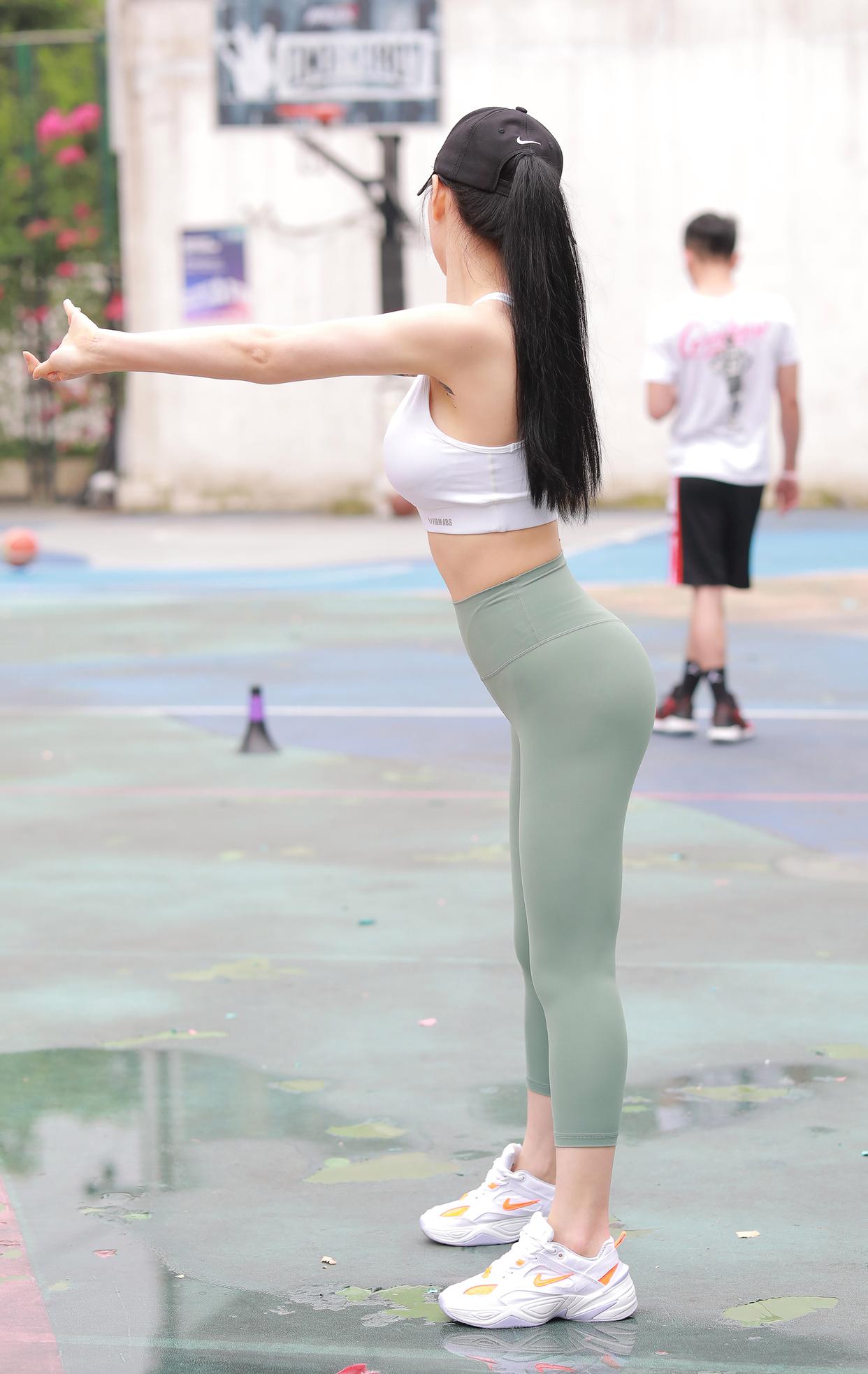 图片[1]-打扮很休闲的瑜伽裤女孩 J1600 415P3V-10.4GB-巴卡街拍