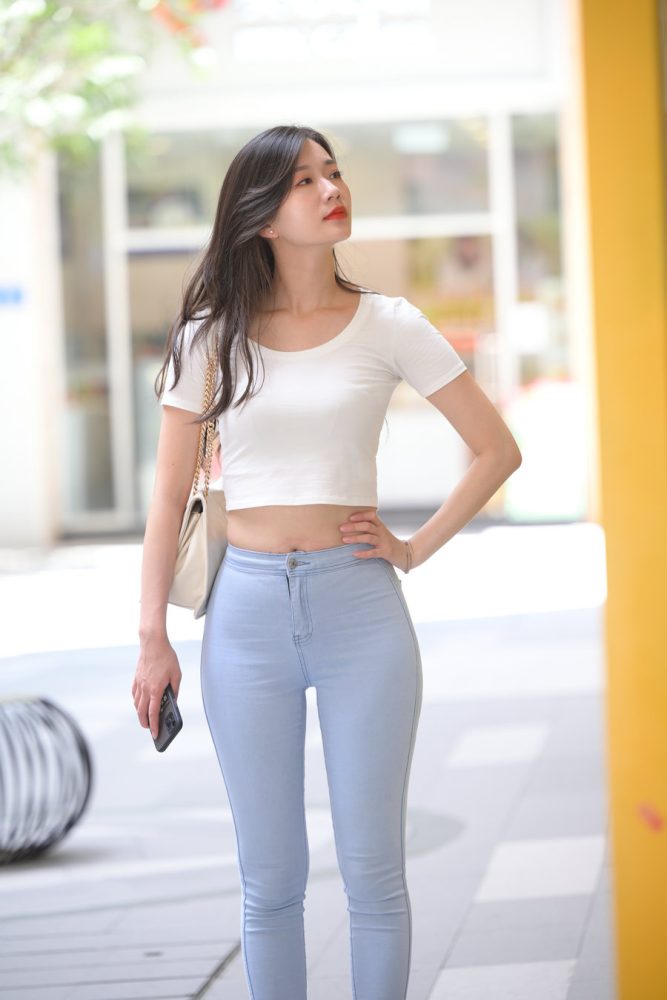 图片[2]-正在逛街的紧身牛仔裤女孩J1815 1112P1V-30.2GB-巴卡街拍
