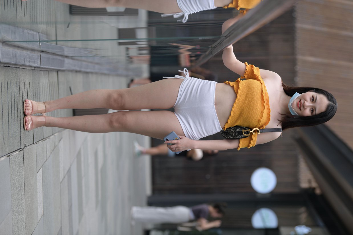 图片[2]-高腰白色短裤的漂亮女孩【767P】00065-巴卡街拍