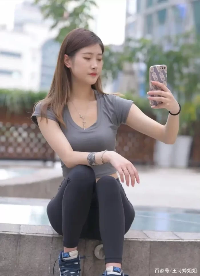 图片[2]-有小虎牙非常甜美的瑜伽裤女孩-巴卡街拍