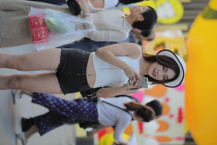 非常时尚阳光的牛仔热裤女孩【808P】00064-巴卡街拍