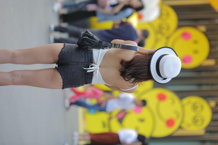 非常时尚阳光的牛仔热裤女孩【808P】00064-巴卡街拍