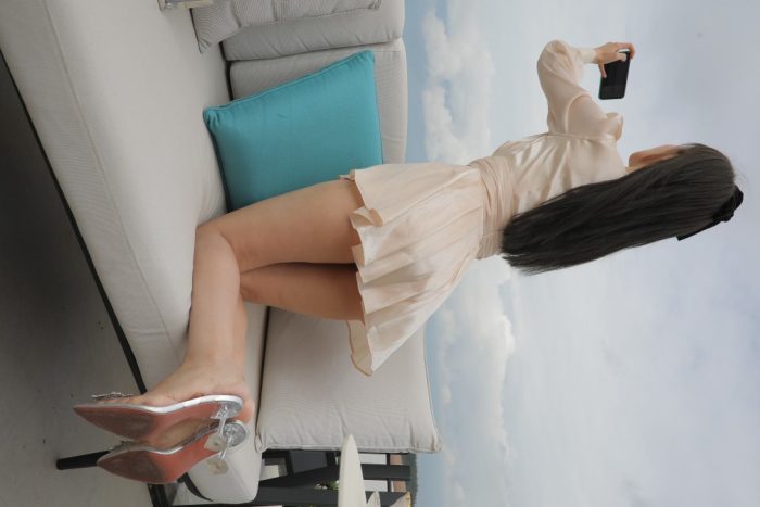 戴黑色蝴蝶结的长发女孩【369P】00027-巴卡街拍