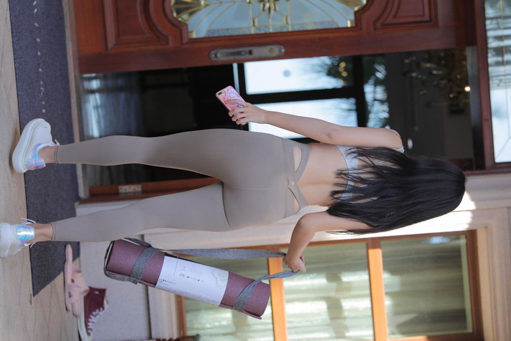 图片[5]-灰色瑜伽裤温柔的女孩【369P】00058-巴卡街拍