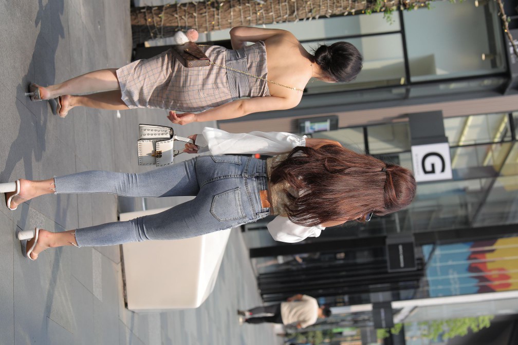 图片[2]-长相甜美的紧身牛仔裤姑娘【114P】00038-巴卡街拍