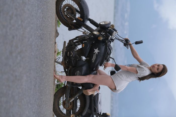 阴雨天在海边骑车的长发女人【156P】00044-巴卡街拍