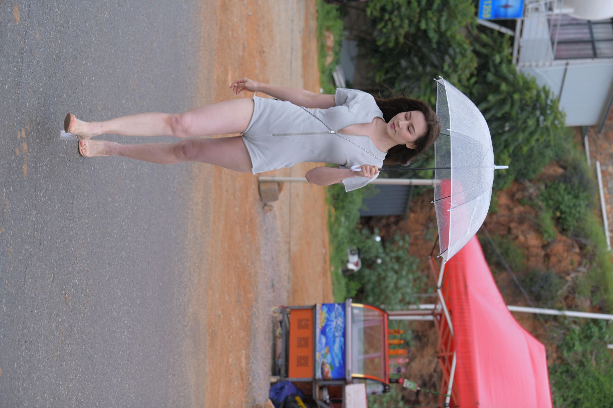 图片[4]-阴雨天在海边骑车的长发女人【156P】00044-巴卡街拍