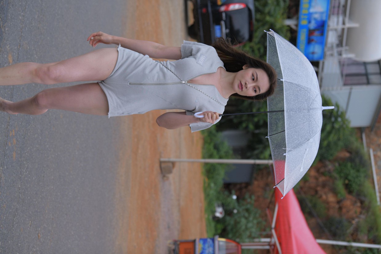图片[5]-阴雨天在海边骑车的长发女人【156P】00044-巴卡街拍