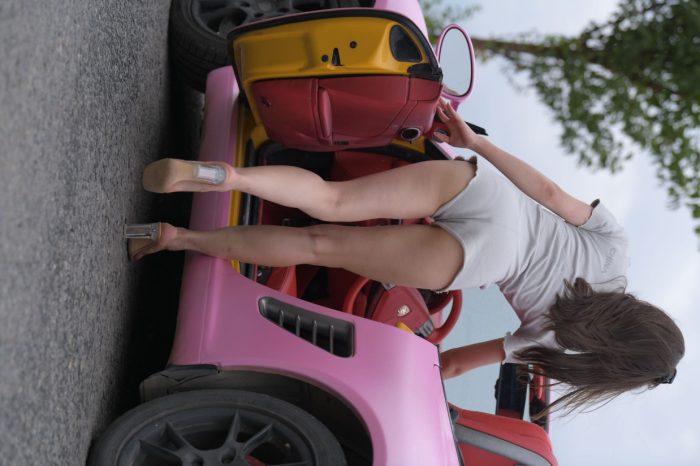 在海边开跑车的连衣短裤女孩【390P】00030-巴卡街拍