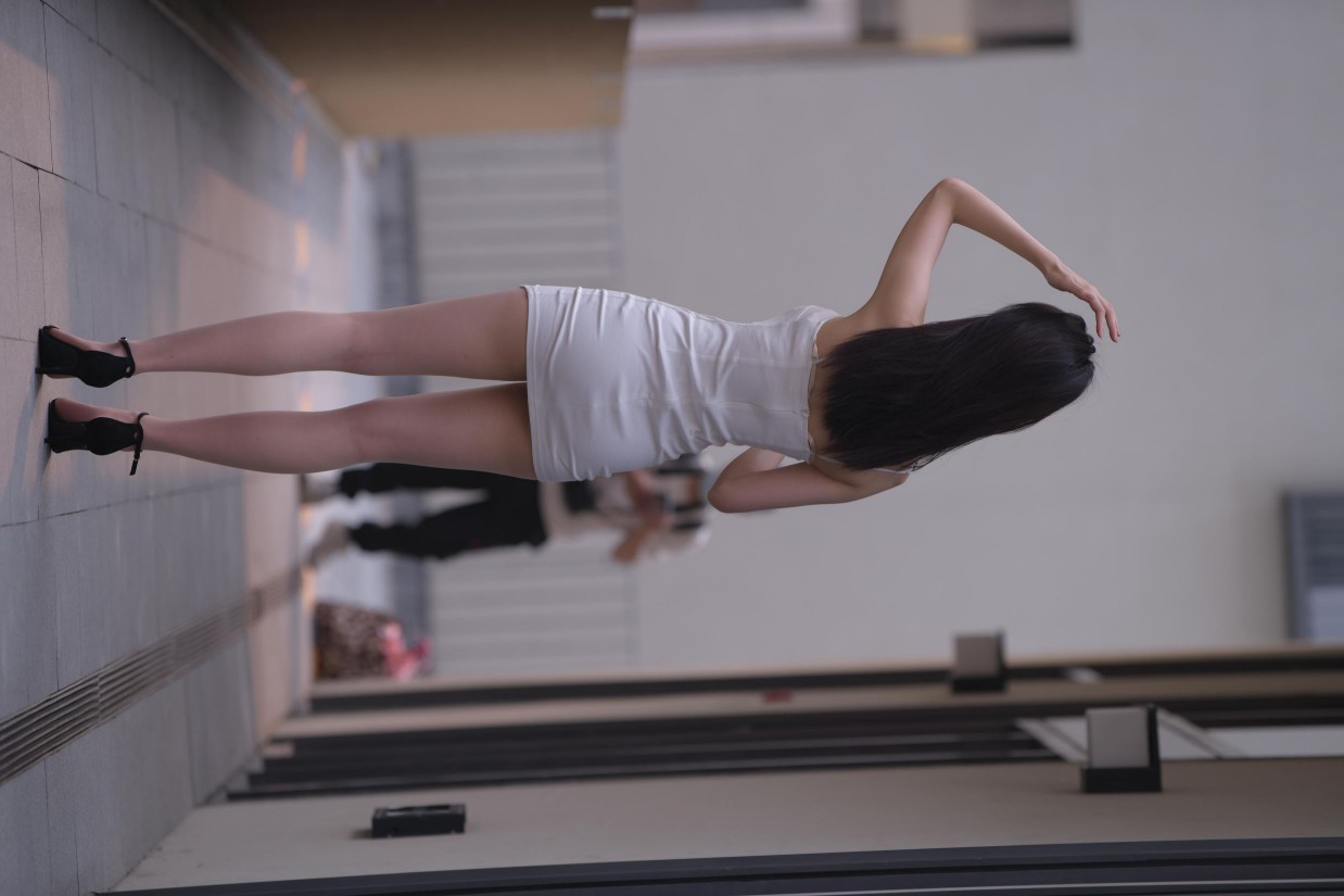图片[4]-长发女孩紧身短裙特别显身材【245P】00040-巴卡街拍