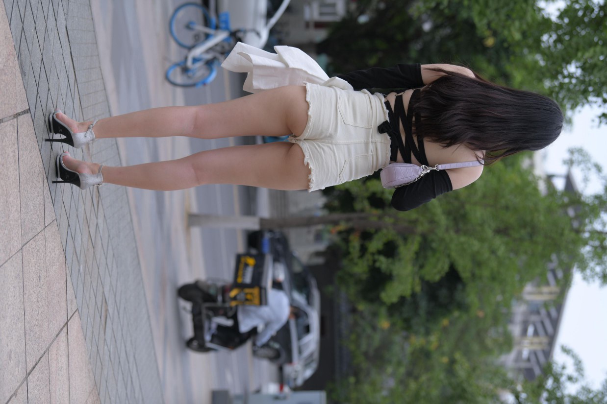 图片[5]-白色短裤的女生笑的很开心【177P】00035-巴卡街拍