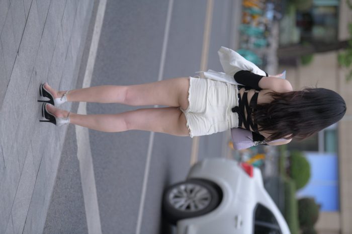 长发飘飘的白色热裤美丽女孩【49P】00029-巴卡街拍
