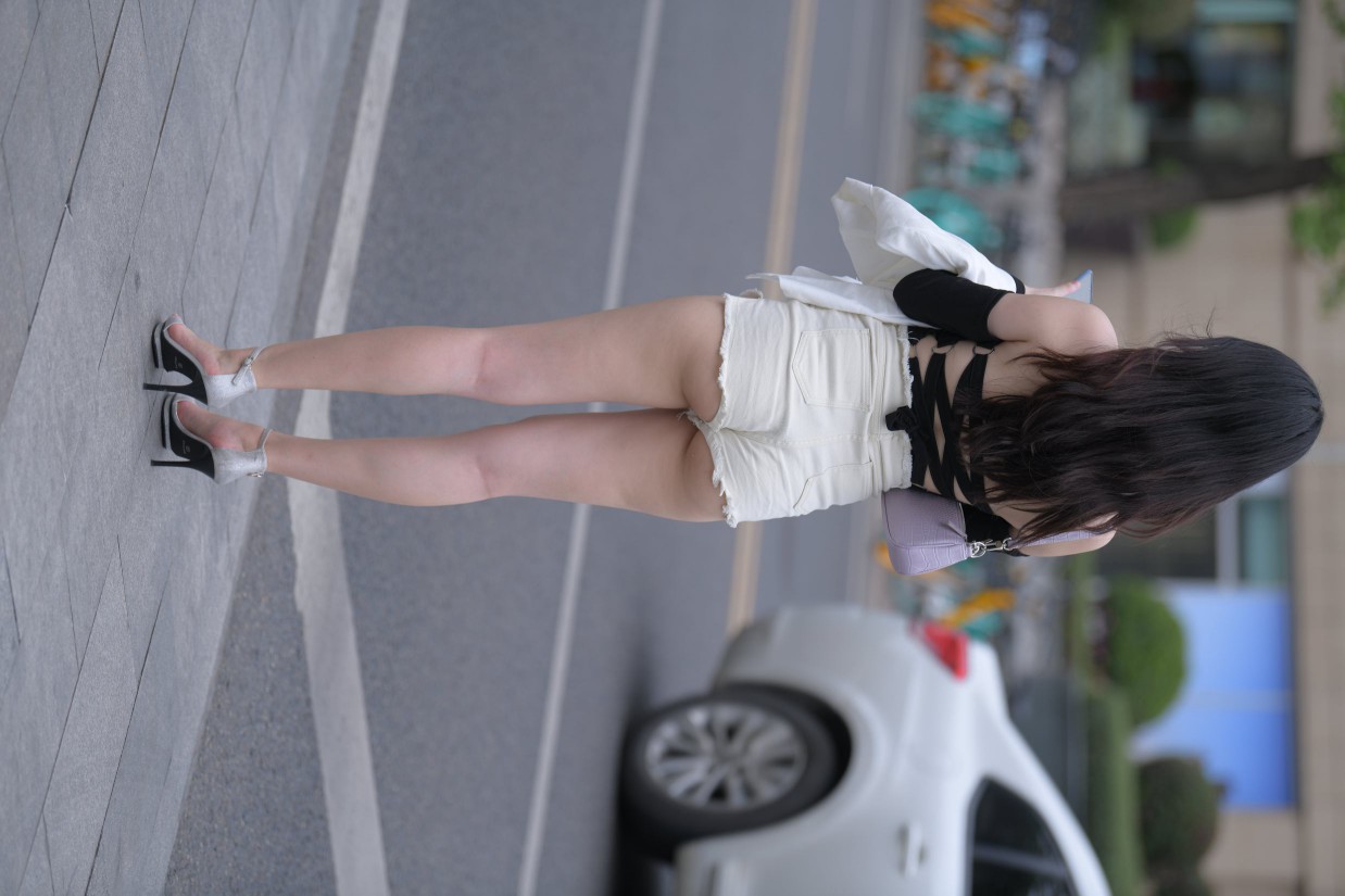 图片[2]-长发飘飘的白色热裤美丽女孩【49P】00029-巴卡街拍