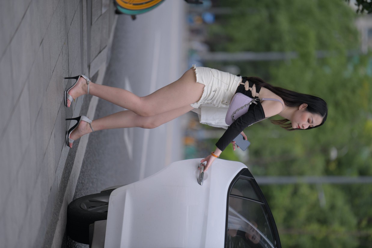图片[6]-长发飘飘的白色热裤美丽女孩【49P】00029-巴卡街拍