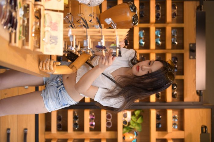 头戴花环的南方姑娘身穿紧身牛仔短裤【161P】00028-巴卡街拍