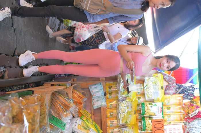 粉色的甜美瑜伽裤女孩在逛街【372P】00057-巴卡街拍