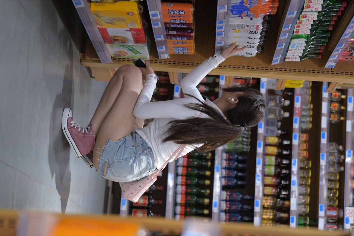 图片[5]-紧身牛仔短裤骑自行车的漂亮女孩【588P】00053-巴卡街拍