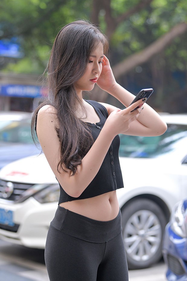 图片[5]-喝奶茶的黑色瑜伽裤长发姑娘【376P】00055-巴卡街拍