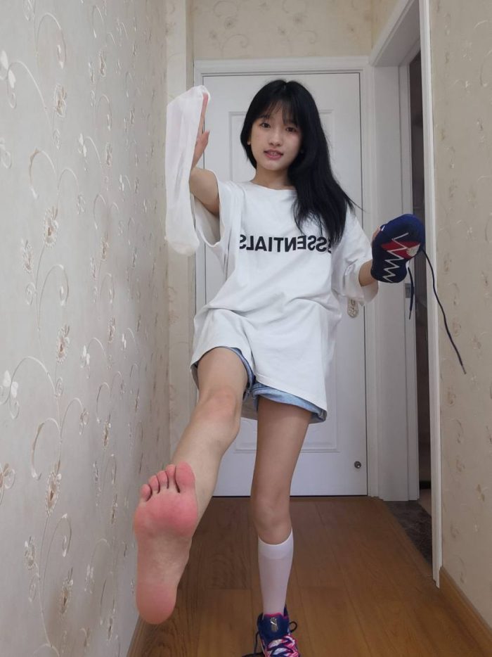 调皮的白袜女孩【149P】20017-巴卡街拍