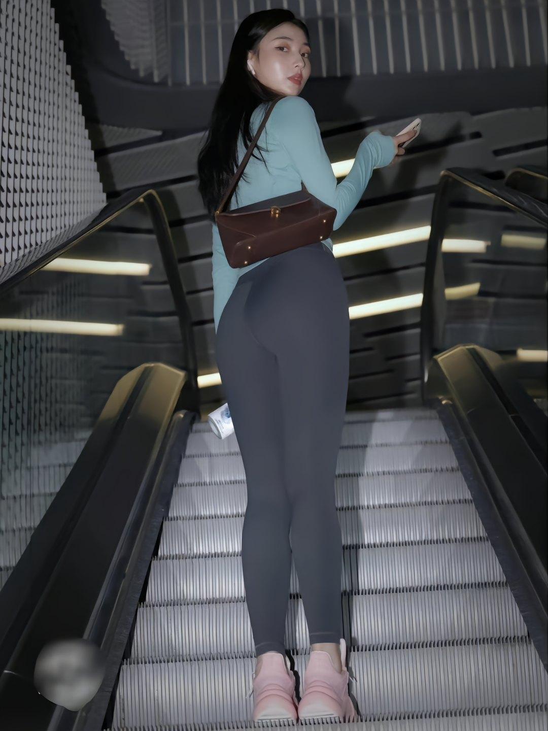 图片[1]-晚上逛商场的瑜伽裤漂亮女孩J2244 225P2V-15.1GB-巴卡街拍